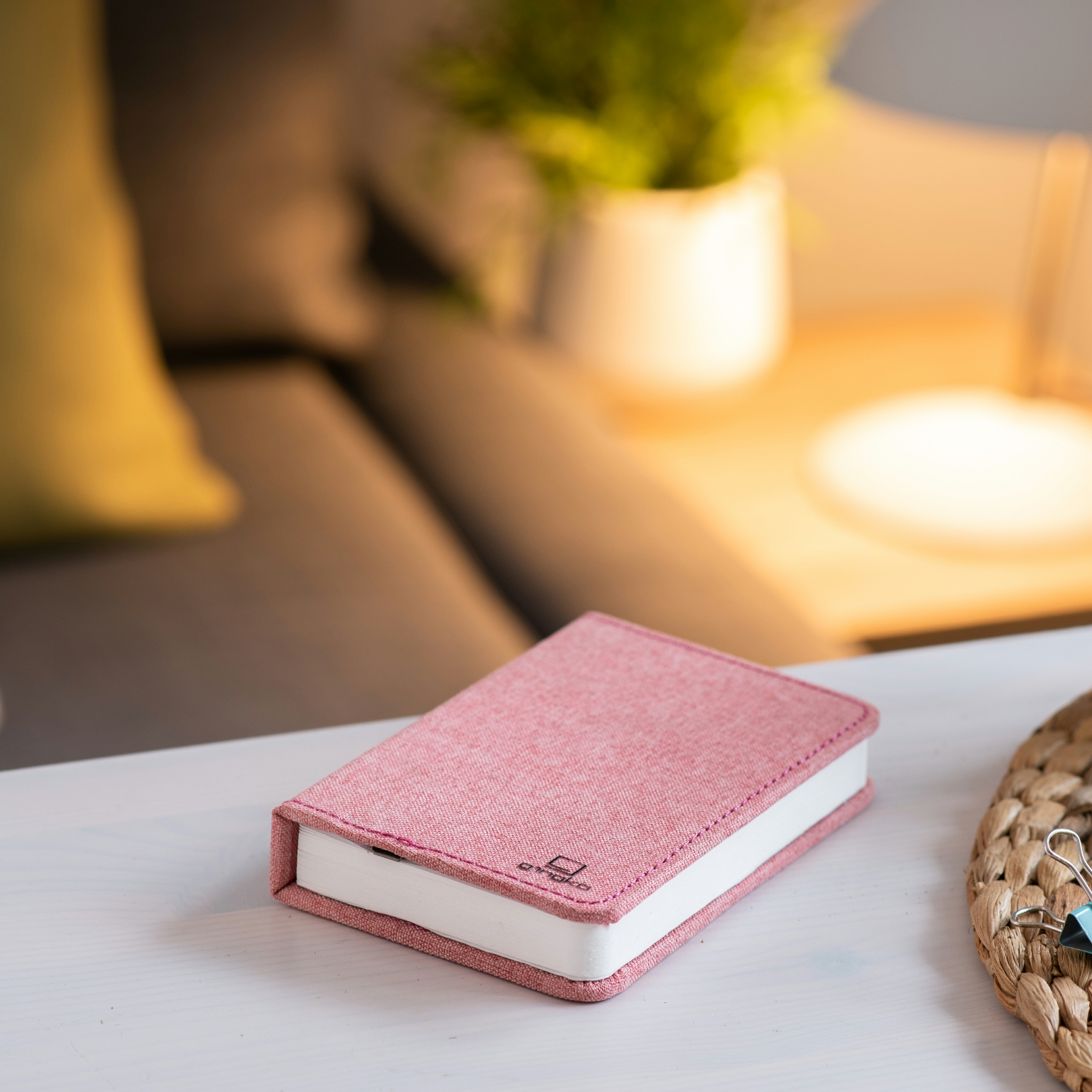 Gingko smart mini book light in pink on table